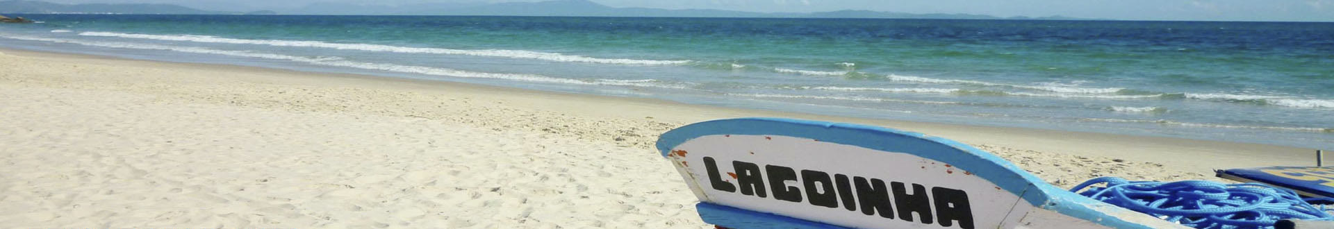 Barco na areia da Praia da Lagoinha